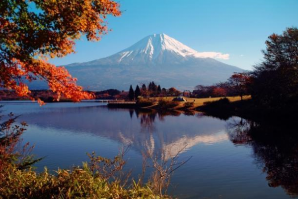 紅葉と富士山の遠景