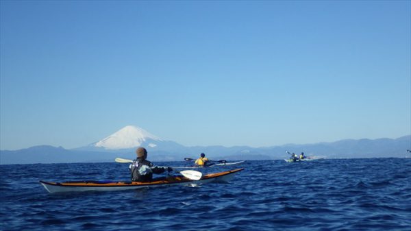一边欣赏富士山一边划海洋独木舟