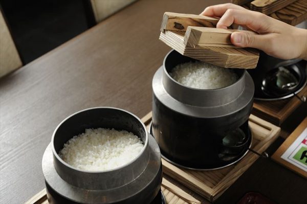 用一人釜锅煮好的白米饭