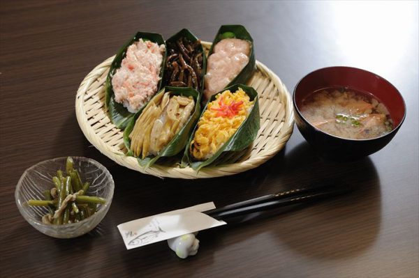 笹箕寿司和甜虾味噌汤，腌渍的山菜