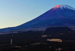 看到夕阳映照下的富士山
